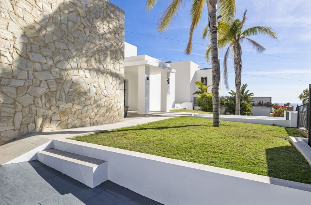 6 bedroom Villa for sale in Benalmadena with pool garage - € 1,900,000 (Ref: 9972941)