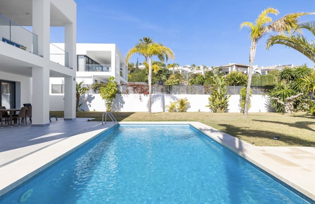 6 bedroom Villa for sale in Benalmadena with pool garage - € 1,900,000 (Ref: 9972941)