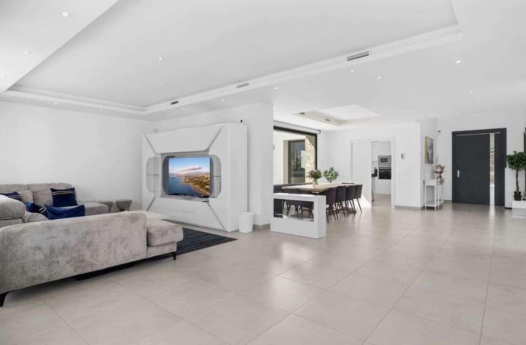 6 bedroom Villa for sale in Benalmadena with pool garage - € 1,900,000 (Ref: 9972941)