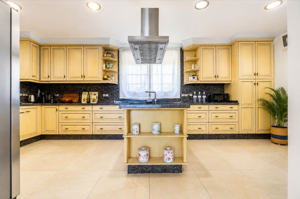 5 slaapkamer Villa te koop in Marbella met zwembad garage - € 2.400.000 (Ref: 9978434)
