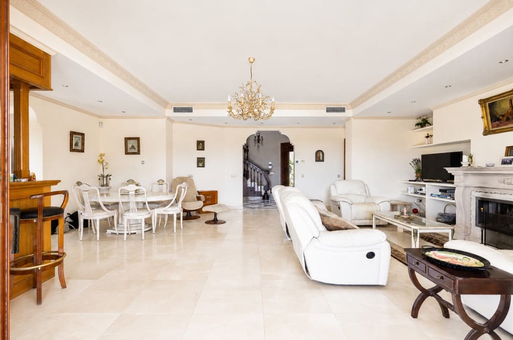 5 slaapkamer Villa te koop in Marbella met zwembad garage - € 2.400.000 (Ref: 9978434)