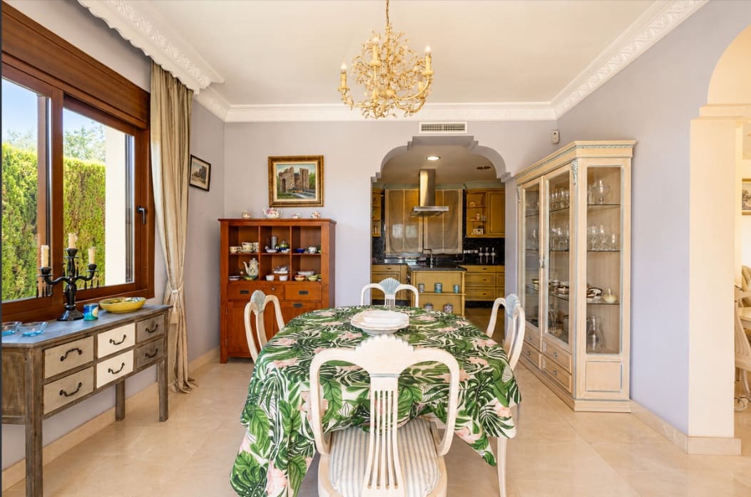 5 slaapkamer Villa te koop in Marbella met zwembad garage - € 2.400.000 (Ref: 9978434)