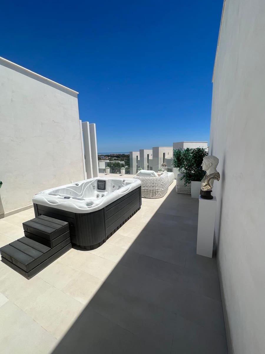 3 slaapkamer Halfvrijstaande villa te koop in Sotogrande met zwembad garage - € 899.000 (Ref: 9979539)