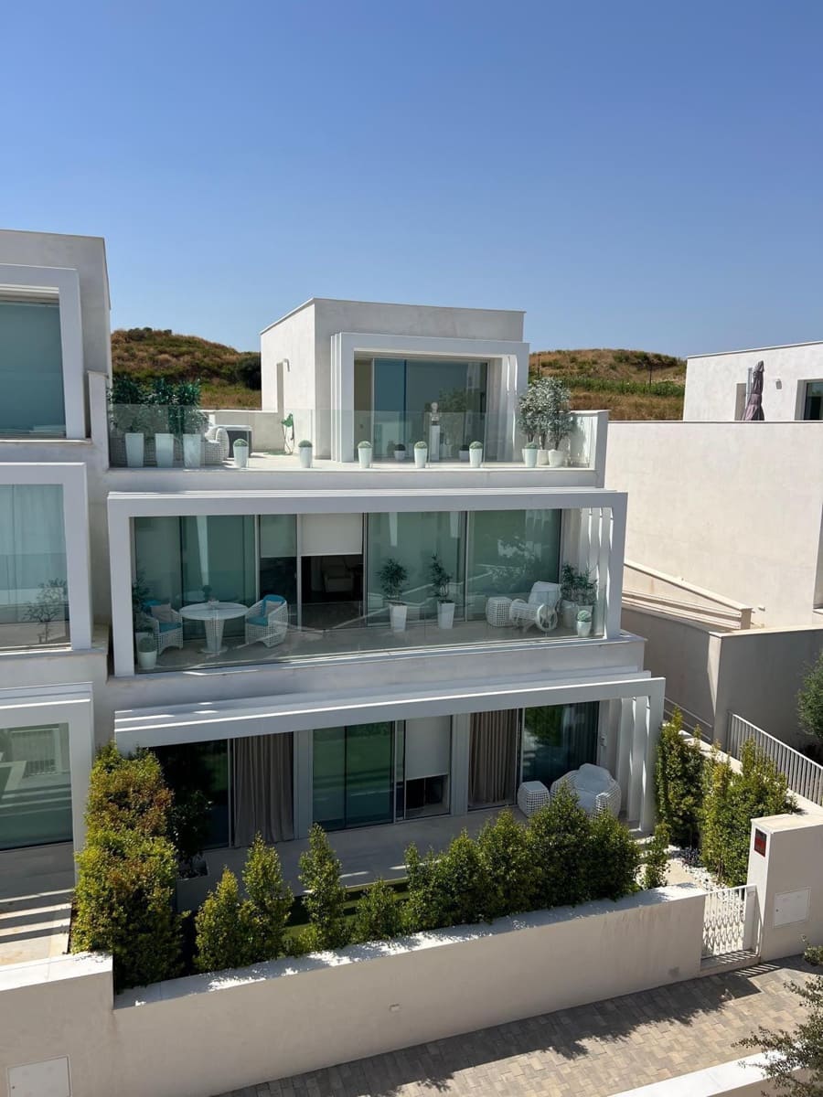 3 slaapkamer Halfvrijstaande villa te koop in Sotogrande met zwembad garage - € 899.000 (Ref: 9979539)