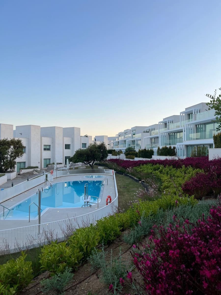 3 slaapkamer Halfvrijstaande villa te koop in Sotogrande met zwembad garage - € 899.000 (Ref: 9979539)