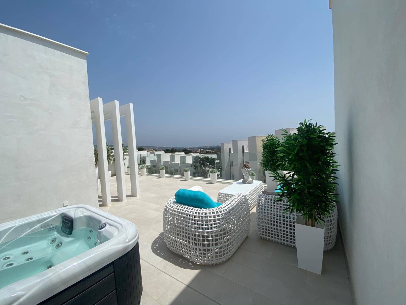 3 slaapkamer Halfvrijstaande villa te koop in Sotogrande met zwembad garage - € 899.000 (Ref: 9979539)