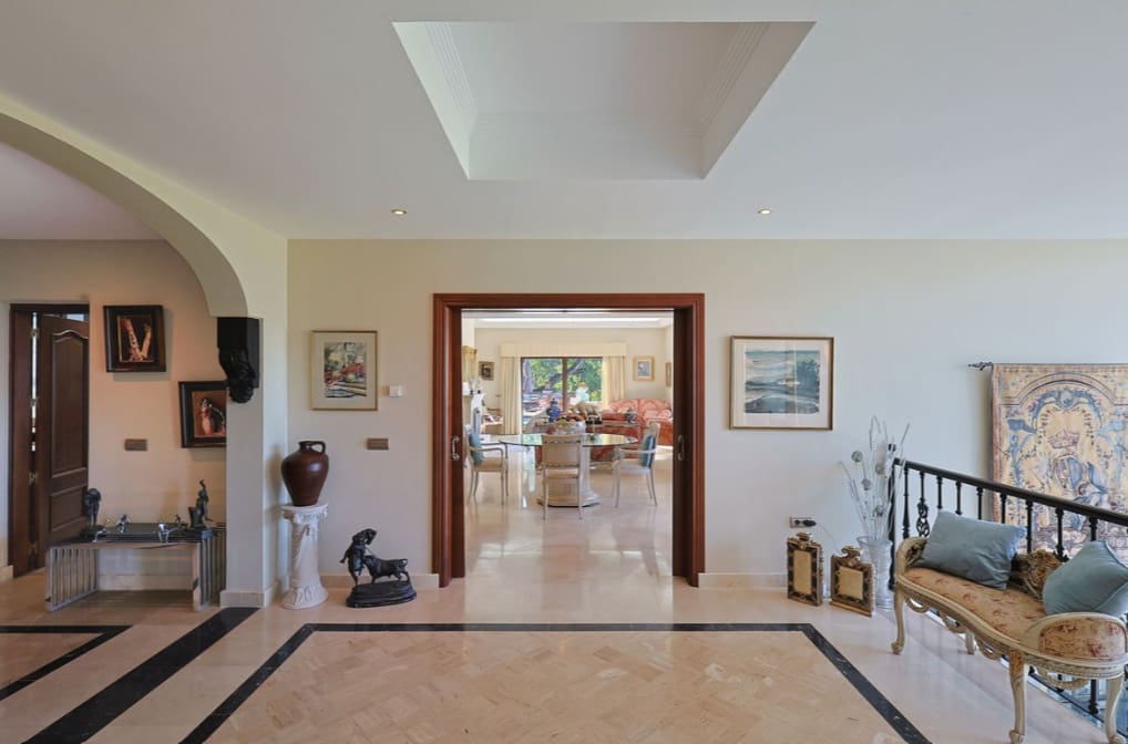 4 sovrum Villa till salu i Marbella med pool garage - 1 895 000 € (Ref: 9979541)