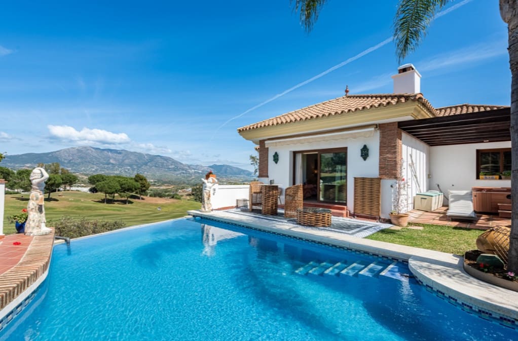 4 sovrum Villa till salu i Marbella med pool garage - 1 895 000 € (Ref: 9979541)