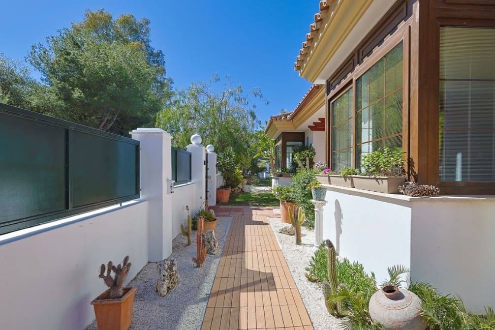 4 sovrum Villa till salu i Marbella med pool garage - 1 895 000 € (Ref: 9979541)