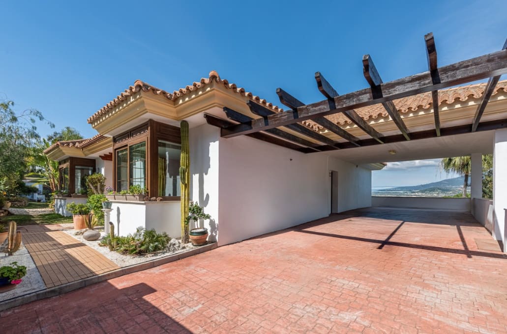4 sovrum Villa till salu i Marbella med pool garage - 1 895 000 € (Ref: 9979541)