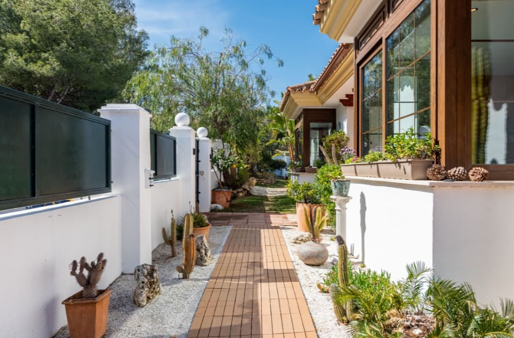 4 sovrum Villa till salu i Marbella med pool garage - 1 895 000 € (Ref: 9979541)