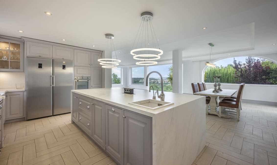 6 soverom Villa til salgs i Sotogrande med svømmebasseng garasje - € 1 845 000 (Ref: 9990323)