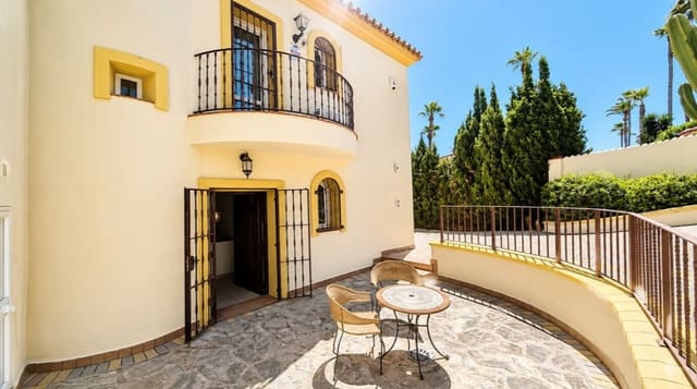 5 soveværelse Villa til salg i La Duquesa / Puerto de la Duquesa, Manilva med swimmingpool garage - € 980.000 (Ref: 9990324)