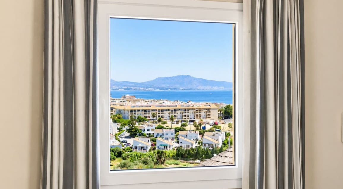 5 soveværelse Villa til salg i La Duquesa / Puerto de la Duquesa med swimmingpool garage - € 980.000 (Ref: 9990324)