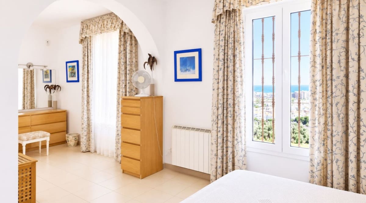 5 soveværelse Villa til salg i La Duquesa / Puerto de la Duquesa med swimmingpool garage - € 980.000 (Ref: 9990324)