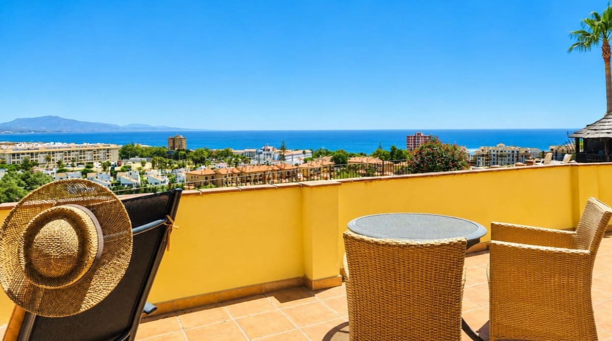 5 soveværelse Villa til salg i La Duquesa / Puerto de la Duquesa med swimmingpool garage - € 980.000 (Ref: 9990324)
