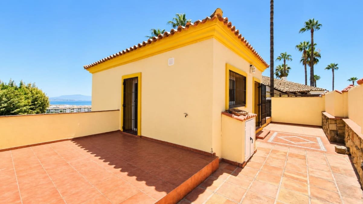 5 soveværelse Villa til salg i La Duquesa / Puerto de la Duquesa med swimmingpool garage - € 980.000 (Ref: 9990324)