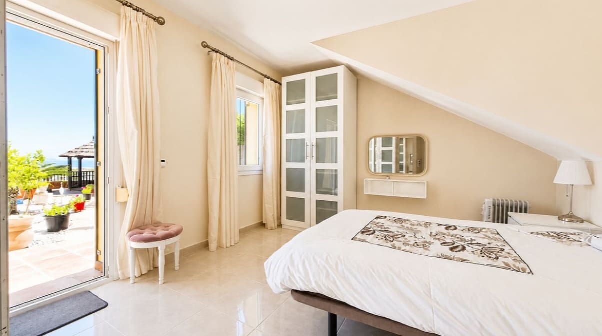5 soveværelse Villa til salg i La Duquesa / Puerto de la Duquesa med swimmingpool garage - € 980.000 (Ref: 9990324)