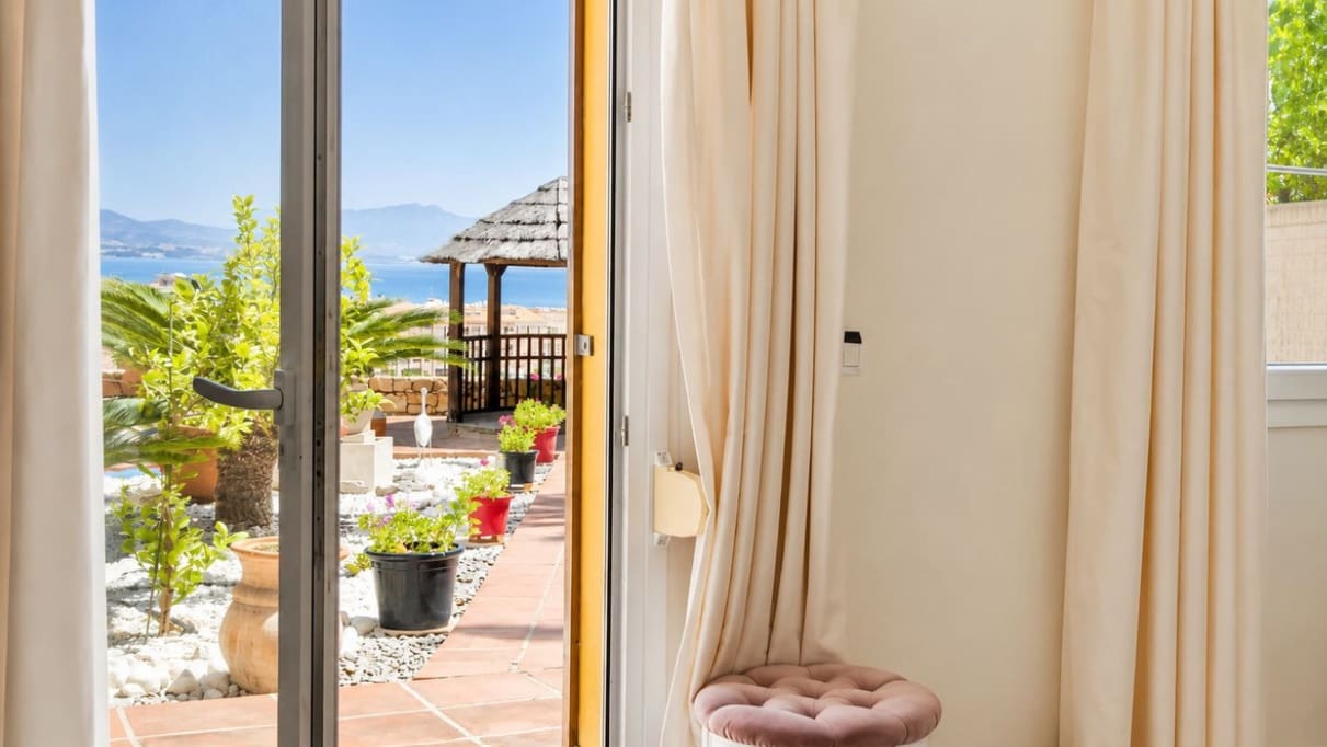 5 soveværelse Villa til salg i La Duquesa / Puerto de la Duquesa med swimmingpool garage - € 980.000 (Ref: 9990324)