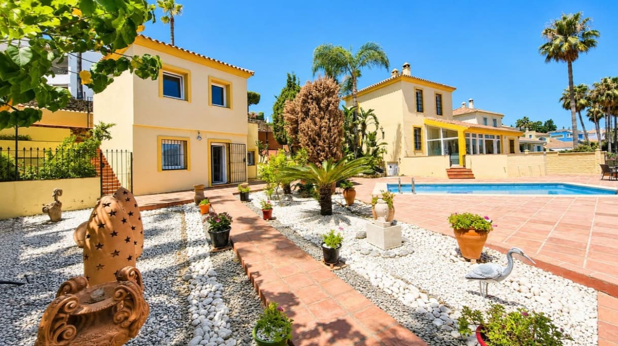 5 soveværelse Villa til salg i La Duquesa / Puerto de la Duquesa med swimmingpool garage - € 980.000 (Ref: 9990324)