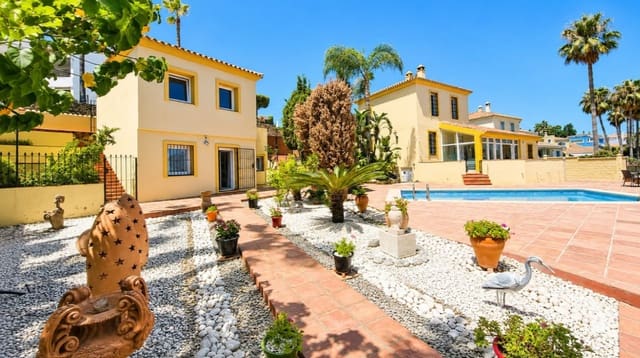 5 soveværelse Villa til salg i La Duquesa / Puerto de la Duquesa, Manilva med swimmingpool garage - € 980.000 (Ref: 9990324)