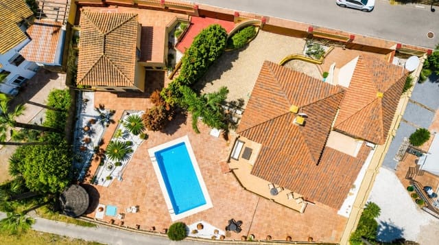 5 soveværelse Villa til salg i La Duquesa / Puerto de la Duquesa, Manilva med swimmingpool garage - € 980.000 (Ref: 9990324)
