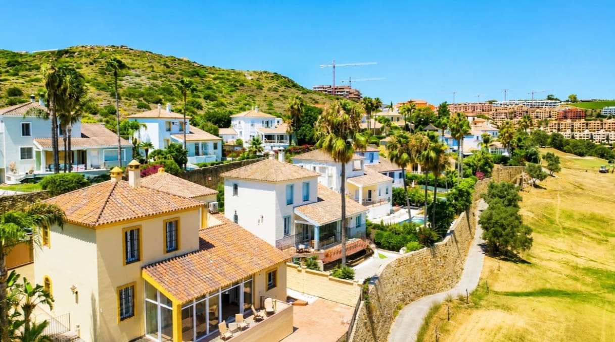 5 soveværelse Villa til salg i La Duquesa / Puerto de la Duquesa med swimmingpool garage - € 980.000 (Ref: 9990324)