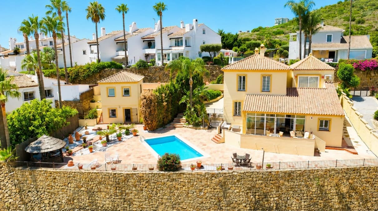 5 soveværelse Villa til salg i La Duquesa / Puerto de la Duquesa med swimmingpool garage - € 980.000 (Ref: 9990324)