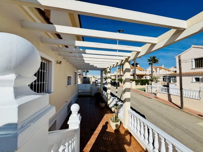 Chalet de 5 habitaciones en Torrevieja en venta con garaje - 549.000 € (Ref: 9659218)