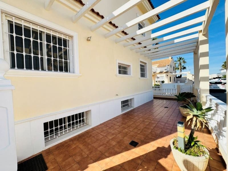 Chalet de 5 habitaciones en Torrevieja en venta con garaje - 549.000 € (Ref: 9659218)