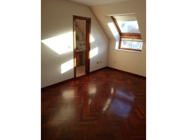 2 slaapkamer Appartement te huur in A Coruña stad - € 900 (Ref: 9850990)