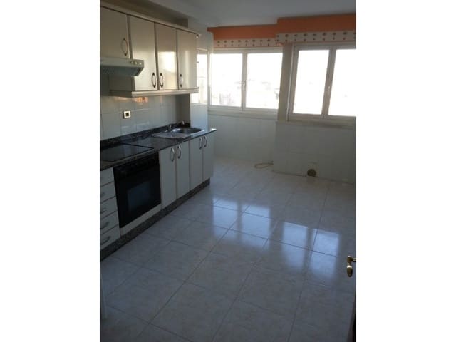 2 slaapkamer Appartement te huur in A Coruña stad - € 900 (Ref: 9850990)