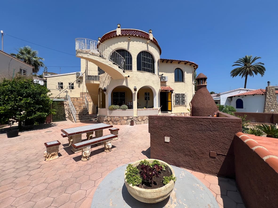 4 bedroom Villa for sale in Calpe / Calp with pool garage - € 799,000 (Ref: 9730761)
