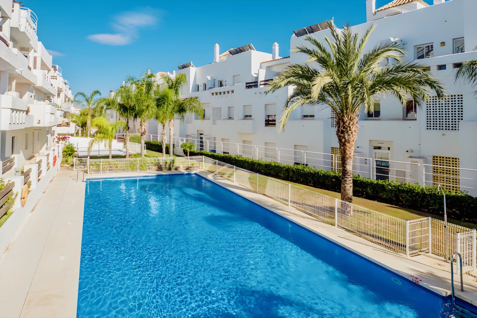 2 soveværelse Lejlighed til salg i Estepona med swimmingpool garage - € 299.000 (Ref: 10027568)