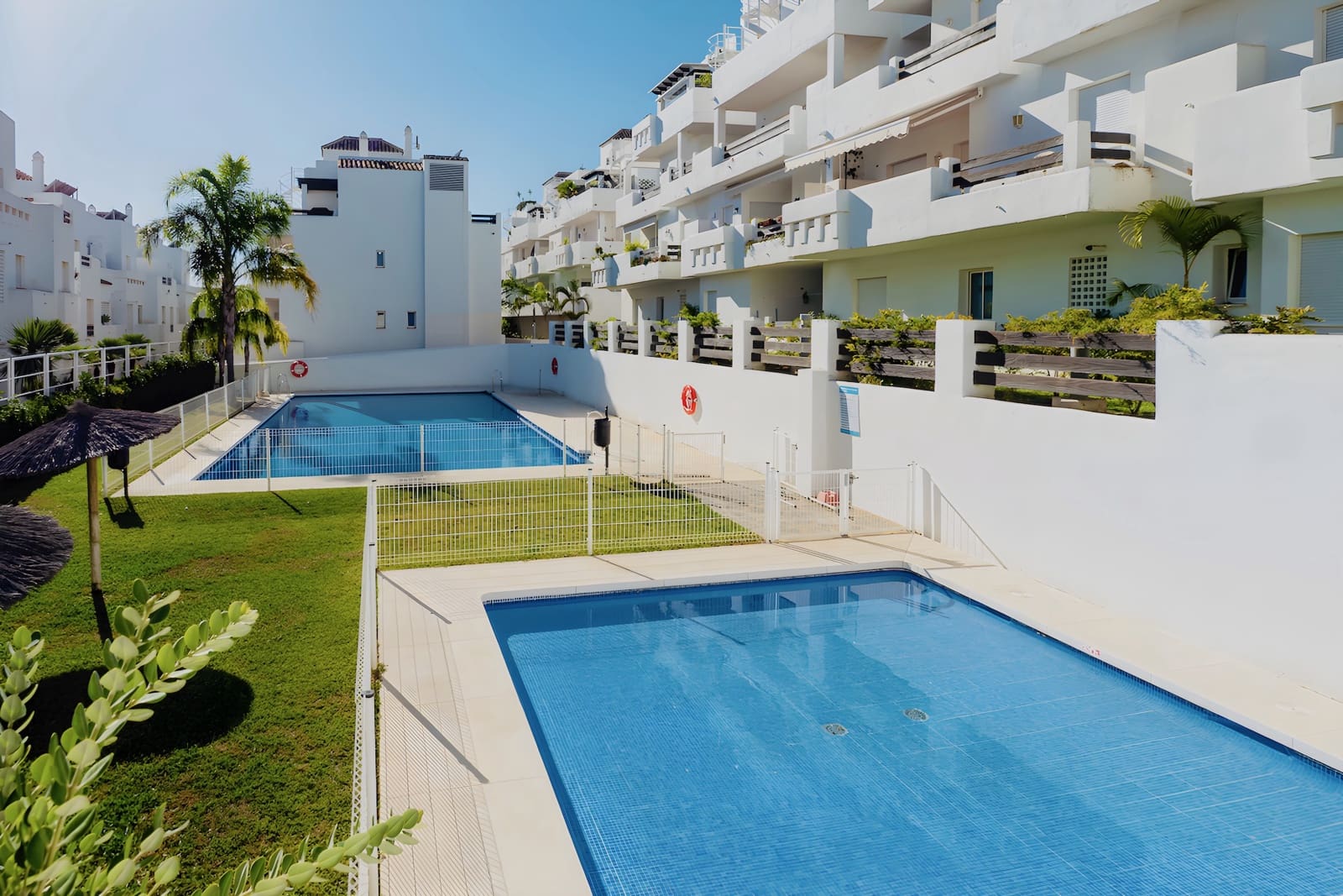 2 soveværelse Lejlighed til salg i Estepona med swimmingpool garage - € 299.000 (Ref: 10027568)