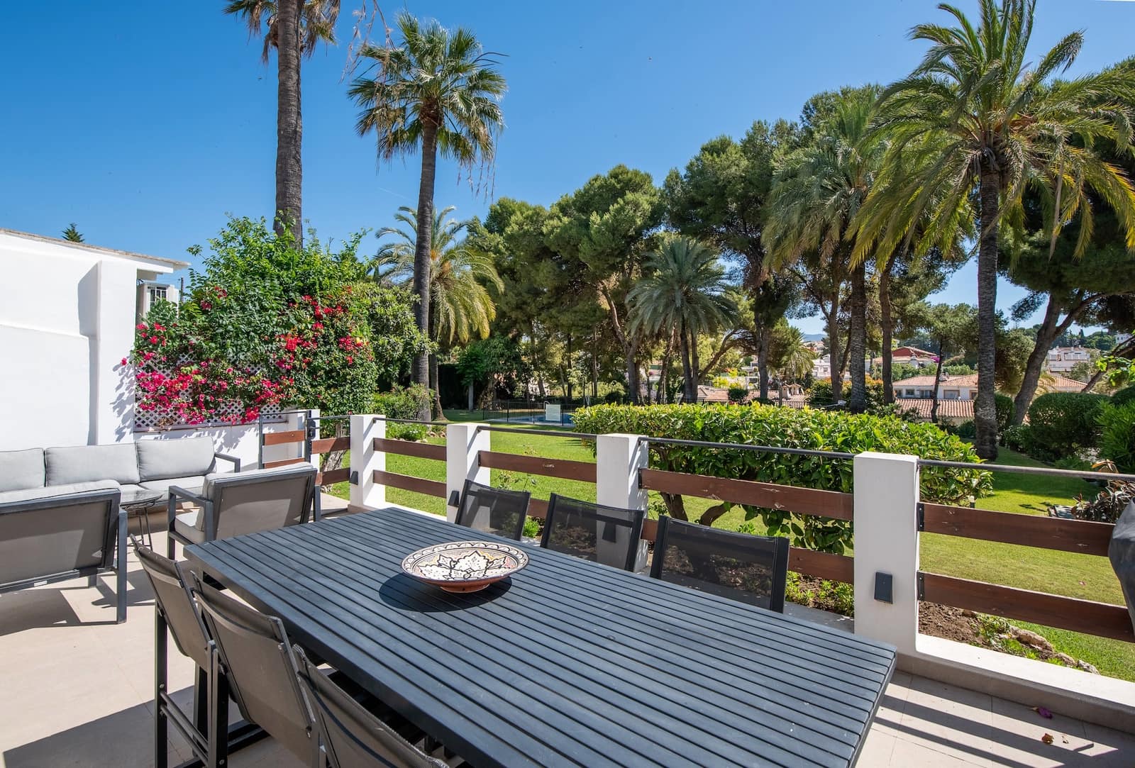 2 slaapkamer Appartement te koop in Nueva Andalucia met zwembad garage - € 439.000 (Ref: 9872491)