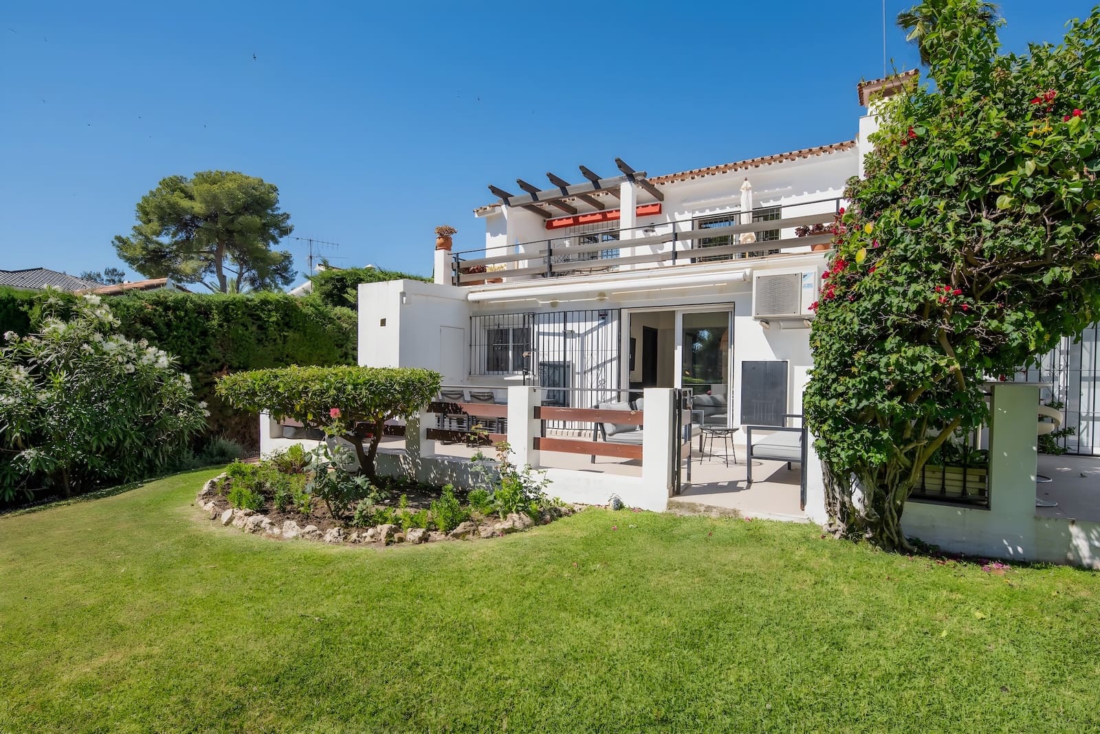2 slaapkamer Appartement te koop in Nueva Andalucia met zwembad garage - € 439.000 (Ref: 9872491)