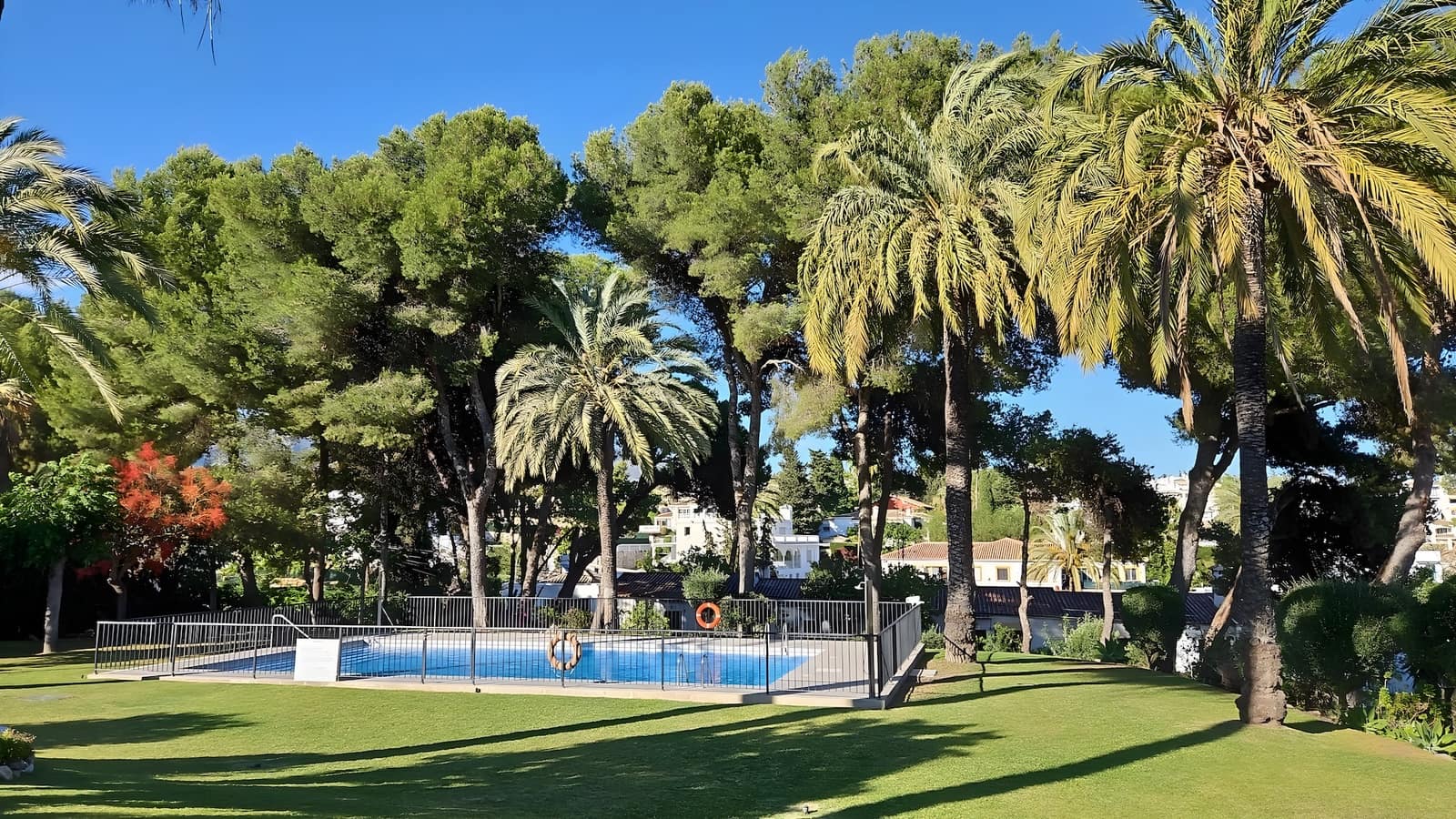 2 slaapkamer Appartement te koop in Nueva Andalucia met zwembad garage - € 439.000 (Ref: 9872491)