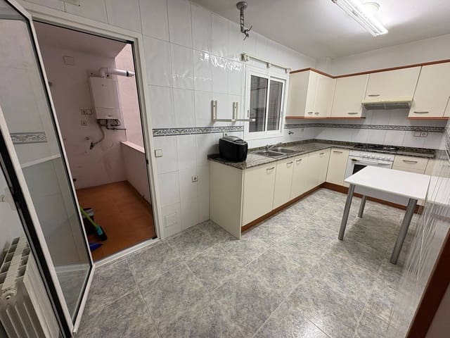 3 bedroom Flat for sale in El Vendrell with garage - € 159,000 (Ref: 9335047)