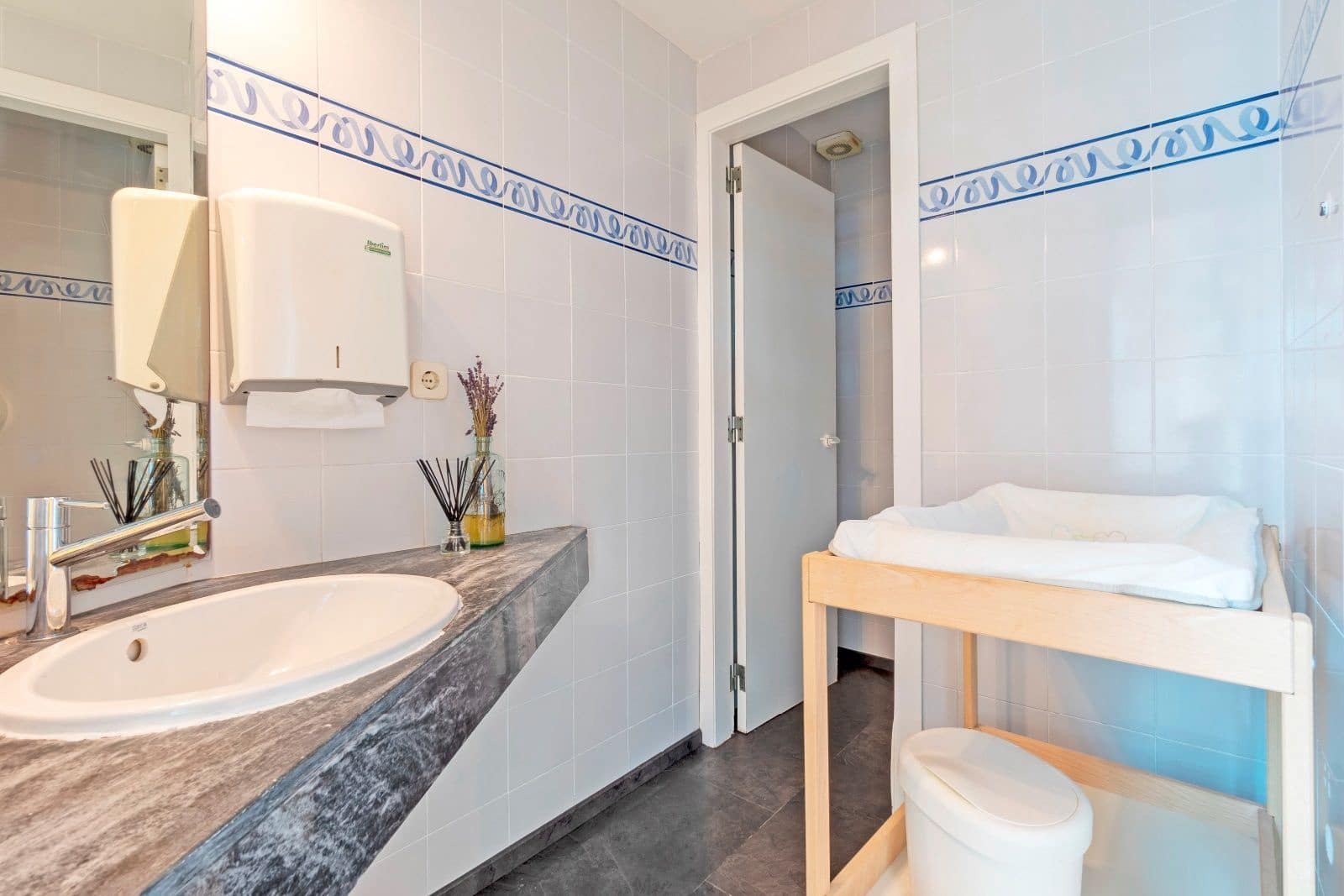 Commerciale in vendita in Cunit con garage - 695.000 € (Rif: 9335048)