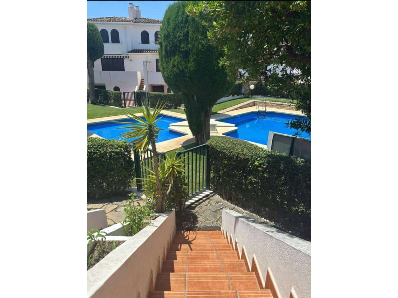 3 soveværelse Semi-Rækkehus til leje i Estepona med swimmingpool garage - € 2.250 (Ref: 9343360)