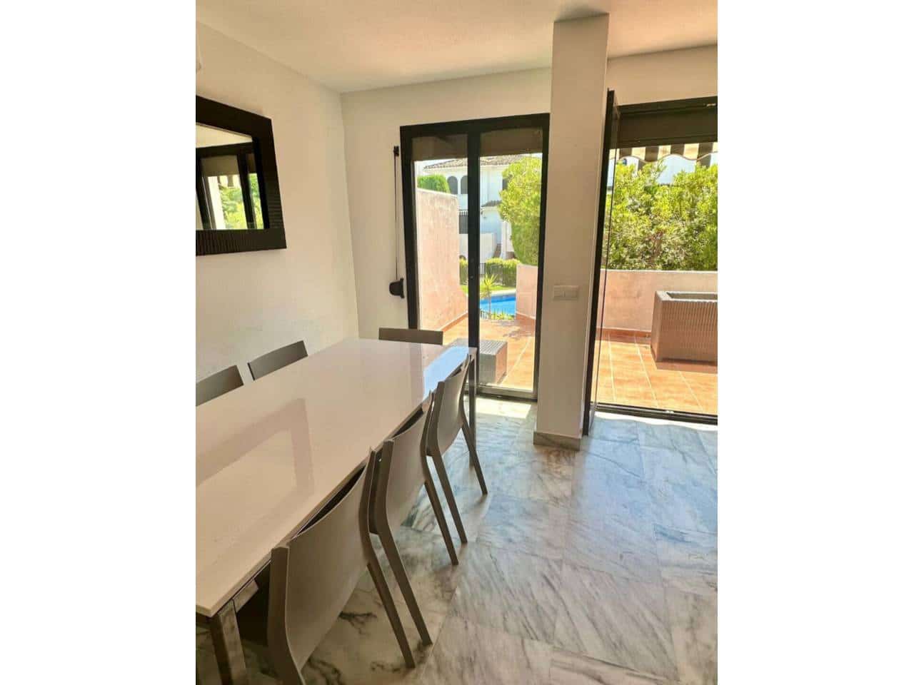 3 soveværelse Semi-Rækkehus til leje i Estepona med swimmingpool garage - € 2.250 (Ref: 9343360)