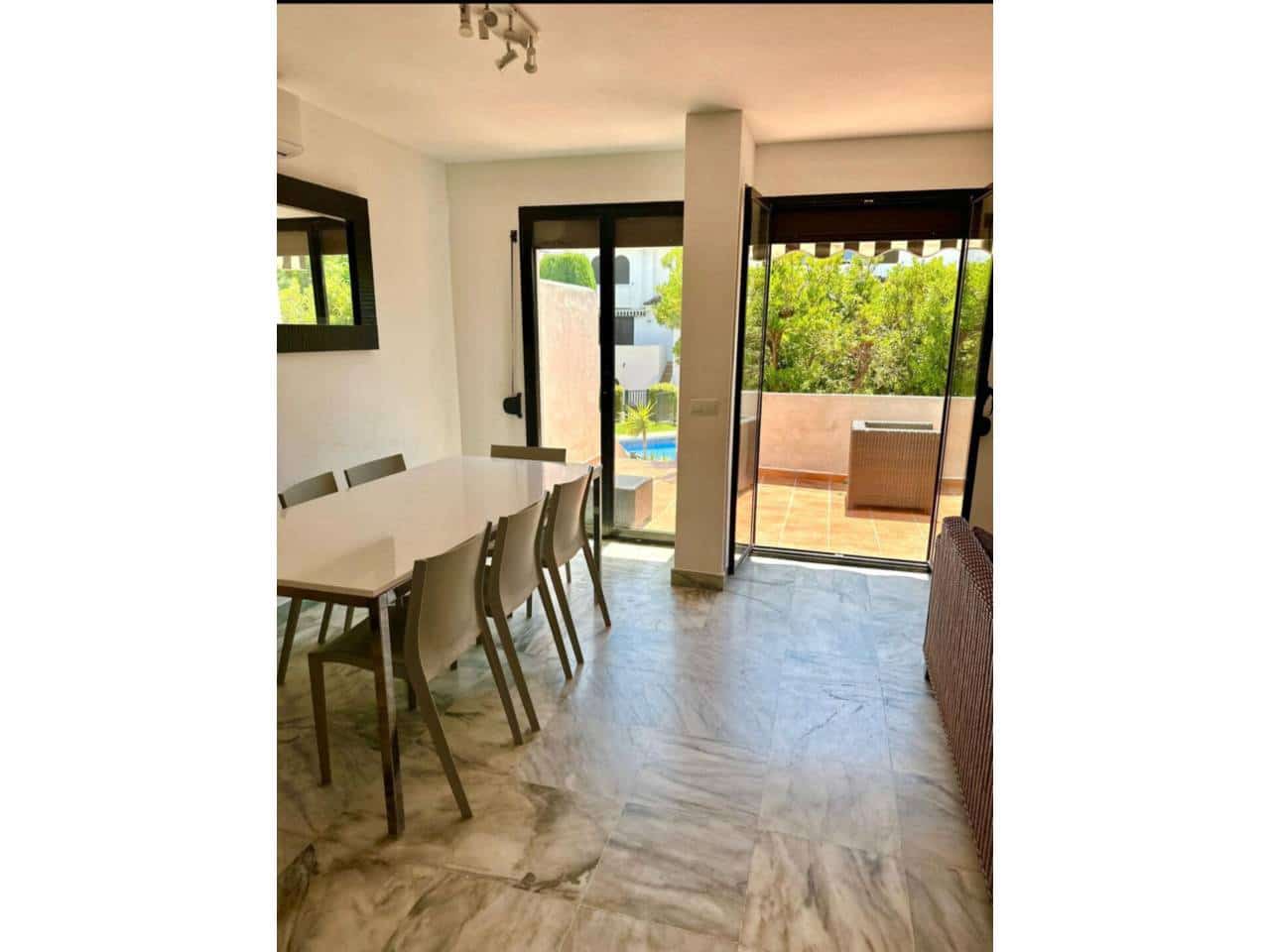 3 soveværelse Semi-Rækkehus til leje i Estepona med swimmingpool garage - € 2.250 (Ref: 9343360)