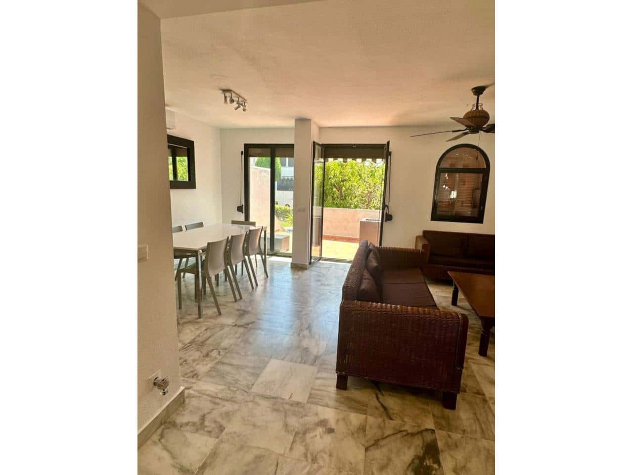 3 soveværelse Semi-Rækkehus til leje i Estepona med swimmingpool garage - € 2.250 (Ref: 9343360)