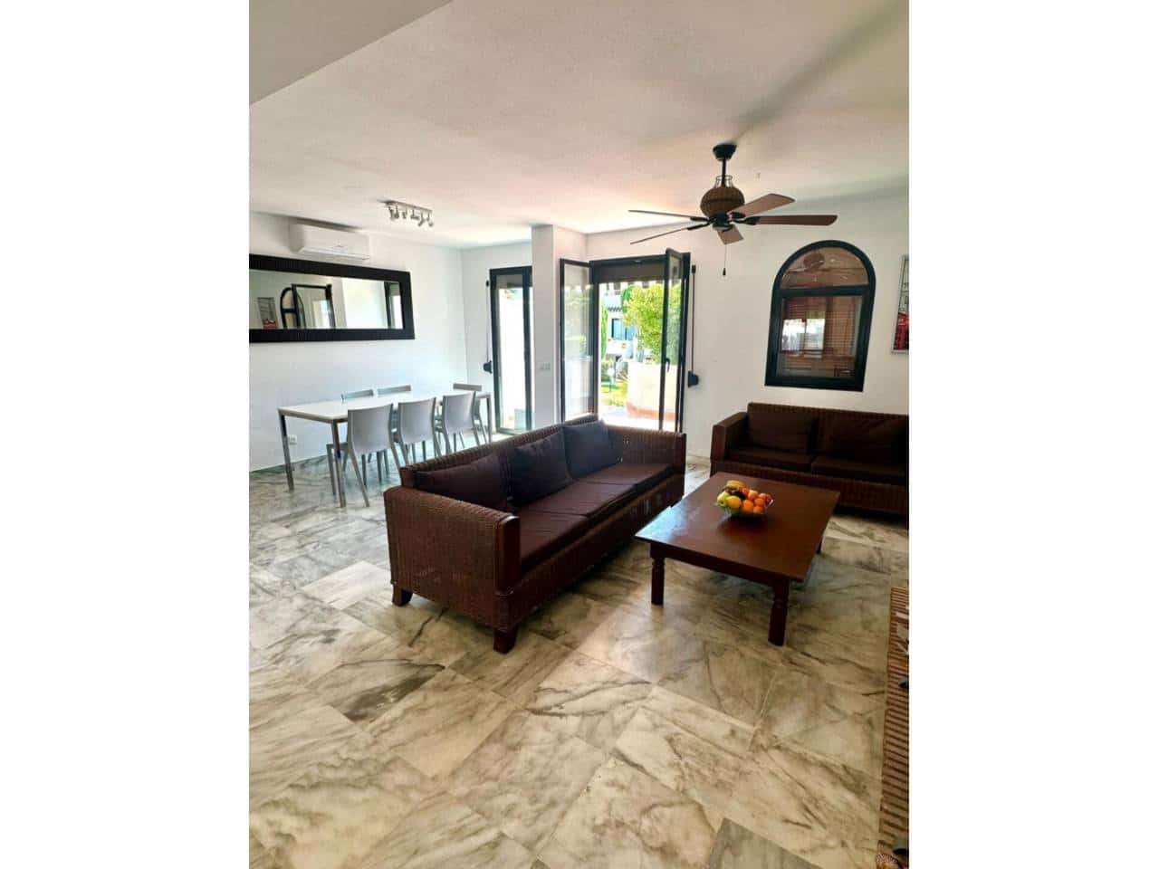 3 soveværelse Semi-Rækkehus til leje i Estepona med swimmingpool garage - € 2.250 (Ref: 9343360)