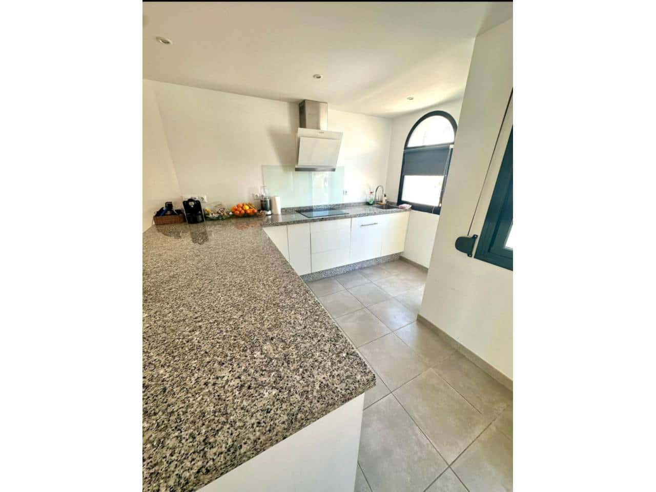 3 soveværelse Semi-Rækkehus til leje i Estepona med swimmingpool garage - € 2.250 (Ref: 9343360)