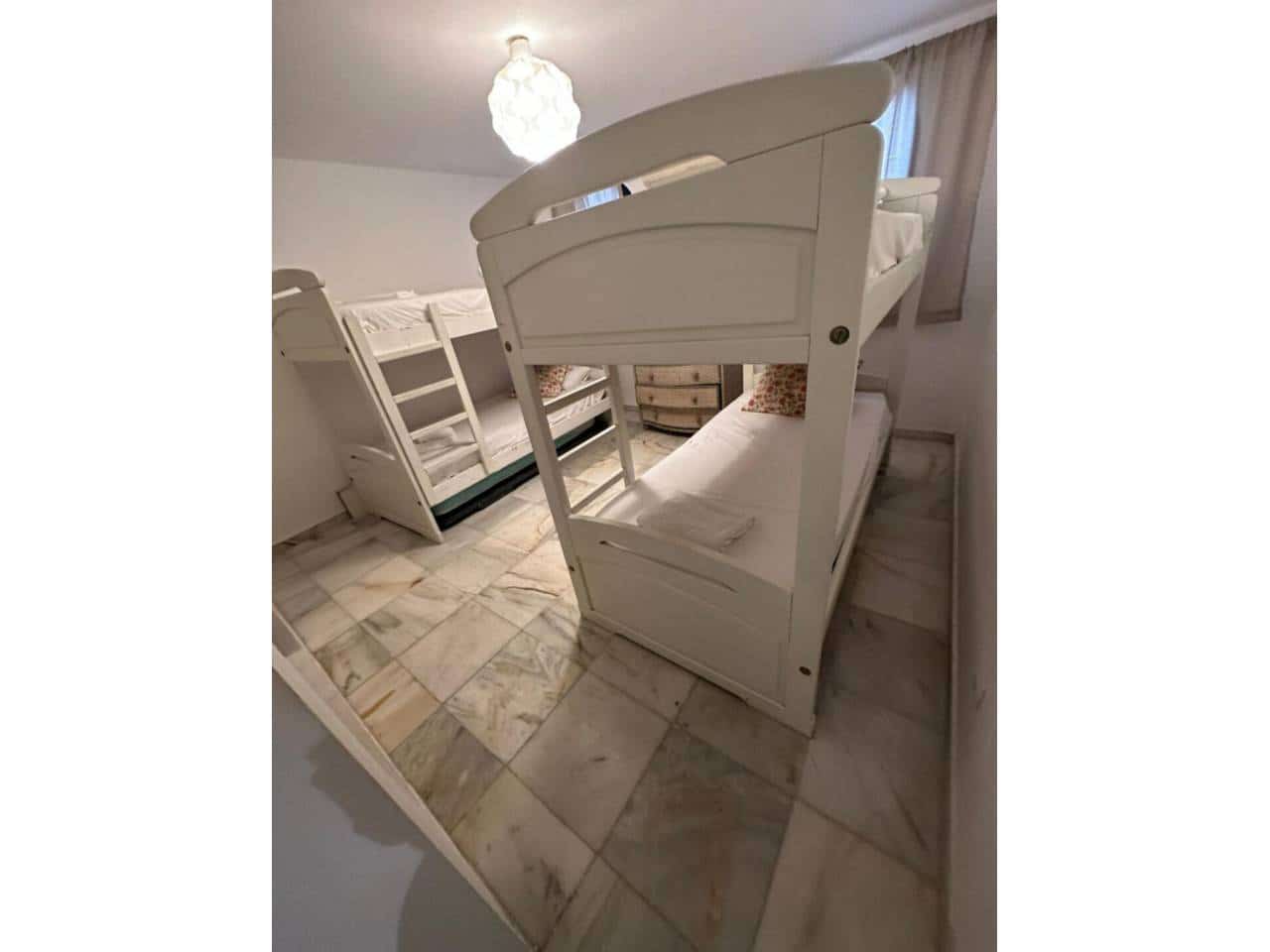 3 soveværelse Semi-Rækkehus til leje i Estepona med swimmingpool garage - € 2.250 (Ref: 9343360)