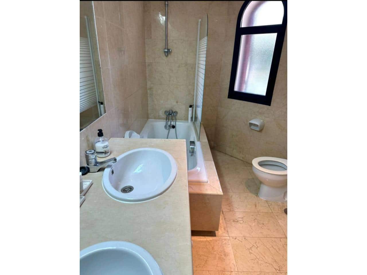 3 soveværelse Semi-Rækkehus til leje i Estepona med swimmingpool garage - € 2.250 (Ref: 9343360)