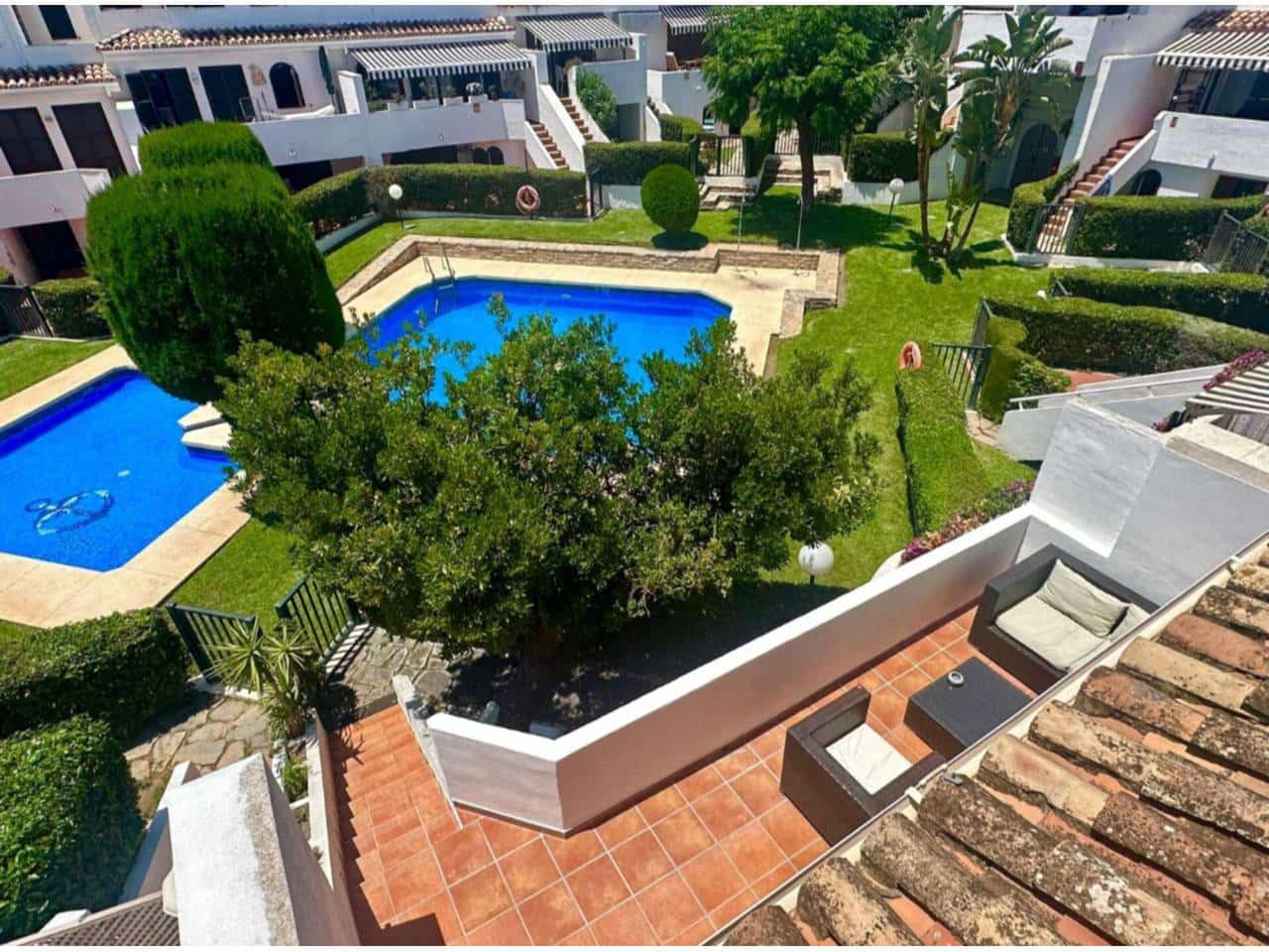 3 soveværelse Semi-Rækkehus til leje i Estepona med swimmingpool garage - € 2.250 (Ref: 9343360)