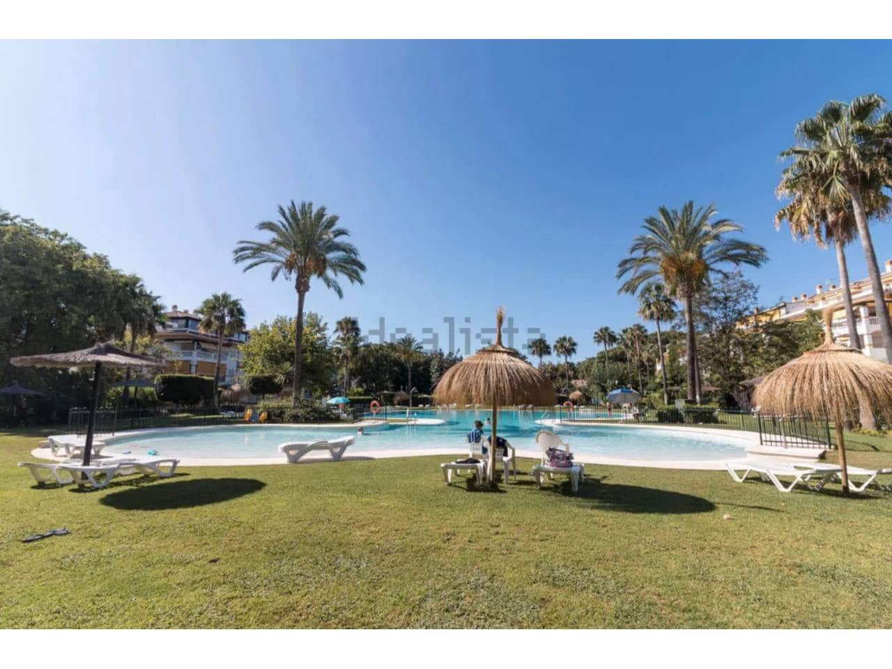 2 bedroom Flat for sale in Marbella with pool garage - € 572,000 (Ref: 9343361)